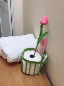 芽庄Lucky Home的地板上一篮子中的粉红色花