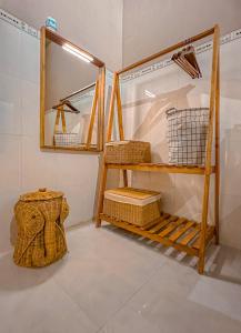 昆岛Chang's Hideaway homestay ConDao的一间设有篮子和镜子的架子的房间