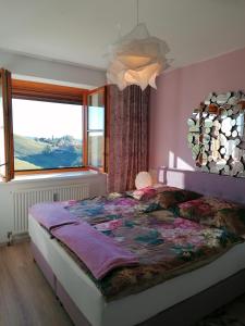 洛伊查赫Summer Wine的一间卧室设有一张大床和大窗户