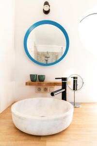 LotenhulleHullehuis的浴室设有白色水槽和镜子