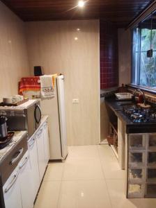 索罗卡巴Hospedagem San Gonzales的厨房配有炉灶和冰箱。