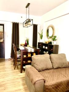 碧瑶YourHomeAway,LuxFlat at BristleRidge Baguio的客厅配有沙发和桌子