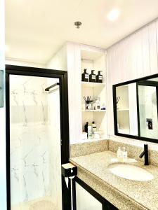 碧瑶YourHomeAway,LuxFlat at BristleRidge Baguio的一间带水槽和镜子的浴室