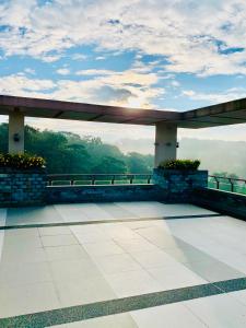 碧瑶YourHomeAway,LuxFlat at BristleRidge Baguio的从大楼顶部欣赏美景