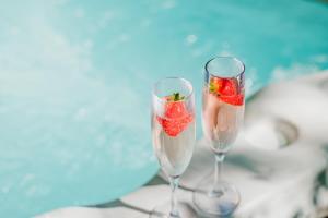 北巴拉胡利什Forest Corner Luxury Apartment with Hot Tub的两杯香槟酒,带草莓
