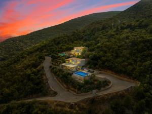 塞沃塔Alfresco Villas的享有山景的房屋的空中景致