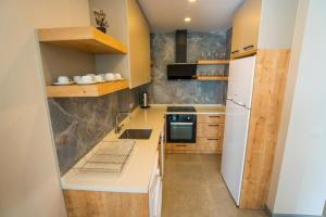 安塔利亚LARA MARİNE HOMES的厨房配有水槽和白色冰箱