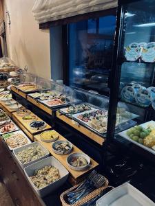 格但斯克琥珀酒店 的包含多种不同食物的自助餐