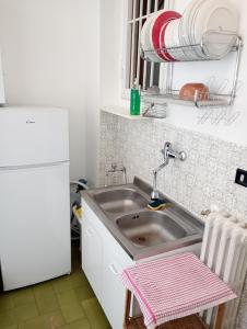 巴里Casa Piacquadio的厨房配有水槽和白色冰箱