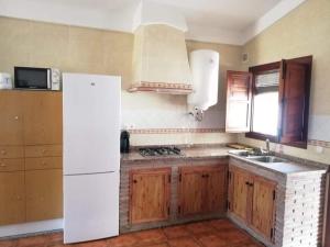 贝莱斯Casa Rural El Mirador的厨房配有白色冰箱和水槽