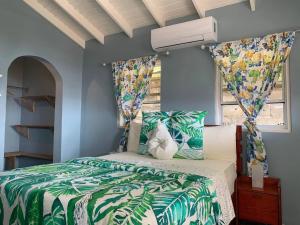 卡纳里斯Story Villa 1 Bedroom with Ocean & Mountain View的一间卧室设有一张床和一个窗口