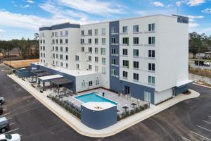 彭萨科拉Courtyard by Marriott Pensacola West的享有酒店空中美景,设有游泳池