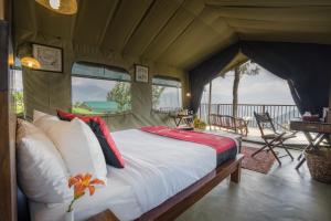 康提玛杜可茶园生态旅馆的帐篷内一间卧室,配有一张床