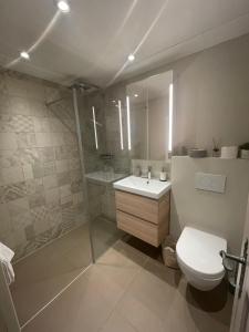 韦尔比耶Verbier Apt 2 rooms (3 guests)的浴室配有卫生间、淋浴和盥洗盆。