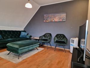 LotteHaus der Erholung App OG的客厅配有沙发和两把椅子