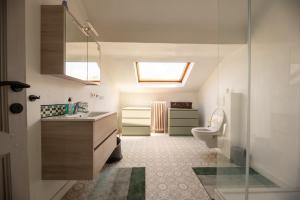 列日Appartement Bronckart_10的一间带水槽和卫生间的浴室