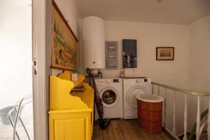 列日Appartement Bronckart_10的洗衣房配有洗衣机和洗衣机