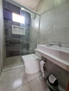 雅克南Chalés Jacumã Paradise的一间带水槽、卫生间和淋浴的浴室