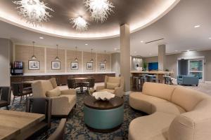 新士麦那海滩SpringHill Suites by Marriott New Smyrna Beach的大堂配有沙发、椅子和桌子