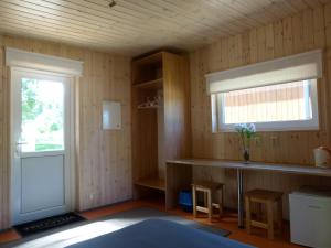 KõrkkülaMereoja Camping的厨房设有柜台、窗户和门