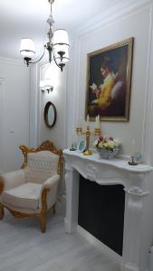 锡比乌Cochet House Sibiu的白色的客房配有桌子、椅子和绘画作品