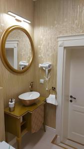 锡比乌Cochet House Sibiu的一间带水槽和镜子的浴室