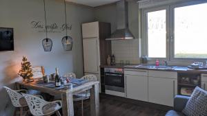 魏斯布里阿赫Berghaus Weissbriach的厨房配有桌子、水槽和冰箱