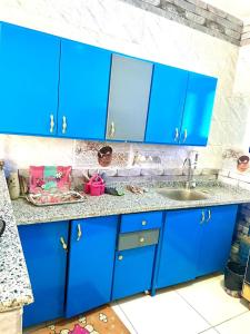 阿斯旺Airkela Nuba Dool2的蓝色的厨房,配有水槽和蓝色的橱柜