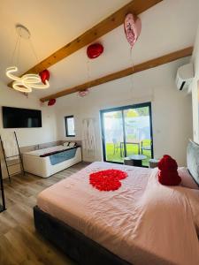 马赛Magnifique loveroom的一间卧室配有一张红色玫瑰花大床