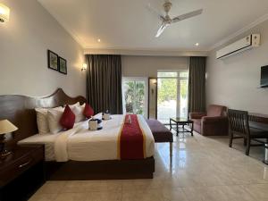 克久拉霍A S Hotels的一间带大床的卧室和一间客厅