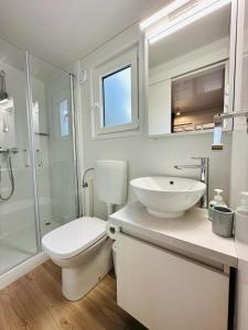 比奥格勒·纳·莫鲁Mobile Home - Sea La Vie的白色的浴室设有卫生间和水槽。
