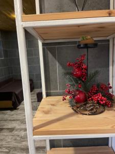卡缅涅茨-波多利斯基Nazar Stodolya的一张桌子,上面有圣诞树和水果