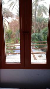 尼兹瓦Riad Nizwa的窗户享有花园的景致。