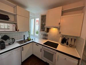 布达佩斯Castle View Apartment的厨房配有白色橱柜和水槽