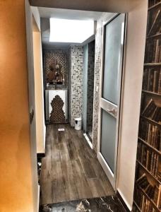 苏塞Dar Youssef Medina Sousse的走廊上设有书架的房间