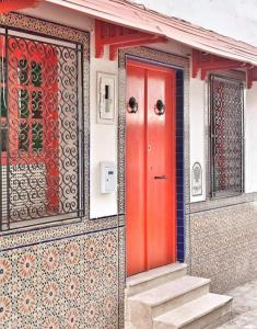 苏塞Dar Youssef Medina Sousse的一个小房子的红色门,有楼梯