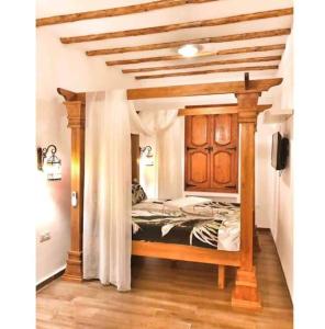 苏塞Dar Youssef Medina Sousse的一间卧室配有一张带木篷的床