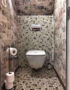 苏塞Dar Youssef Medina Sousse的一间带卫生间和瓷砖墙的浴室