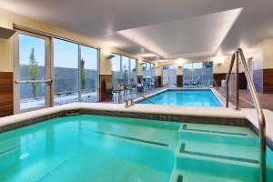 HolladayFairfield by Marriott Inn & Suites Salt Lake City Cottonwood的享有水景的酒店游泳池