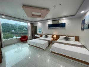 吉婆岛Seoul Motel Seaview的酒店客房设有两张床和窗户。