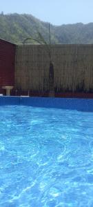 瑞诗凯诗The FnF Resort & Camping - Rishikehs的 ⁇ 前的一大片蓝色水