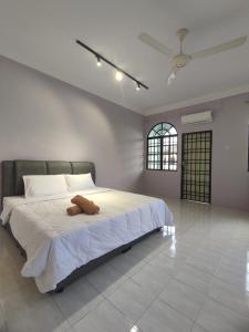 淡文Ipoh Tambun Sunway 5 Rooms Spacious Homestay的一间卧室配有一张带白色床单的大床和天花板