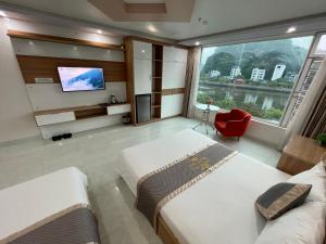吉婆岛Seoul Motel Seaview的酒店客房设有两张床和一台平面电视。