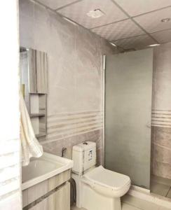 瓦迪拉姆Karam Wadi Rum camp的浴室配有卫生间、盥洗盆和浴缸。