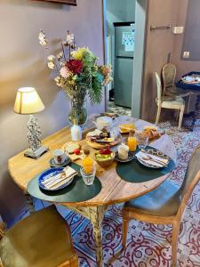 巴古尔La Indiana de Begur, Petit Hotel Boutique的一张桌子,上面有食物和花瓶