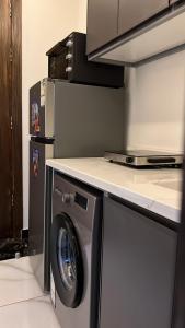 麦地那اجنحة بيادر السكنية的厨房配有位于柜台下的洗衣机