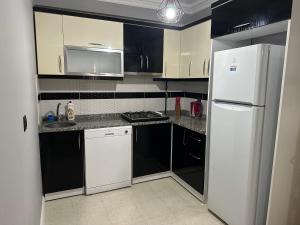 安塔利亚Tas Homes Antalya的厨房配有白色家电和白色冰箱