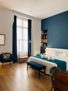 瓦伦西亚L'Esplai Valencia的一间卧室设有一张大床和蓝色的墙壁