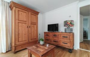皮滕Nice House In Putten的客厅配有木制梳妆台和电视