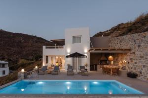 AgkidiaPleiades Villas Naxos2 (Hottub)的别墅前设有游泳池